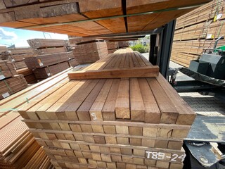 Ca. 56x Guyana Teak Palen Fijnbezaagd, 68x68mm, lengte 275cm
